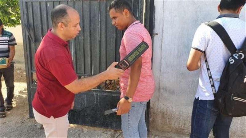 الثانوية العامة 2026، تفتيش الطلاب بالعصا الإلكترونية قبل دخول امتحاني الاقتصاد واللغة الأجنبية الثانية
