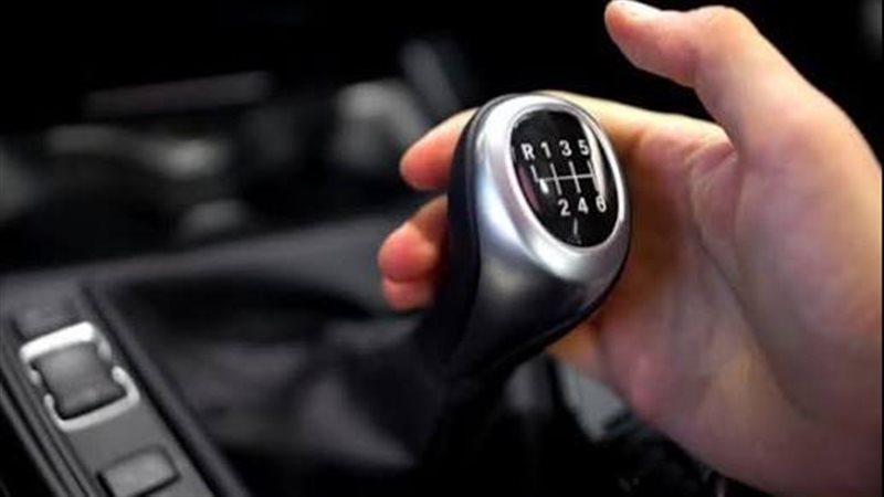 5 علامات تحذيرية تكشف أعطال ناقل الحركة في السيارة قبل فوات الأوان