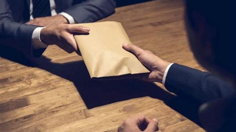 الإفتاء تحذر من قبول الرشوة: مال حرام وسُحت