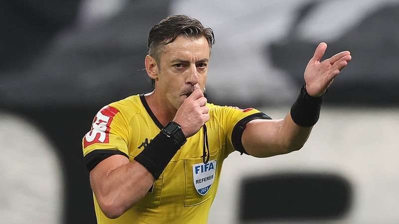 البرازيلي كلاوس حكما لمباراة السعودية ضد إسبانيا في كأس العالم