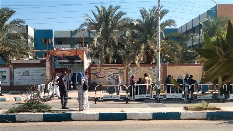 أولياء الأمور ينتظرون أبناءهم أمام لجان الثانوية العامة في الوادي الجديد