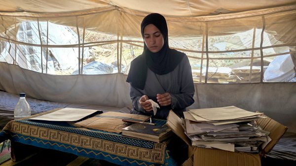 الطالبة ضحى تتمسك بالتعليم وتكتب حلمها على صناديق المساعدات في غزة