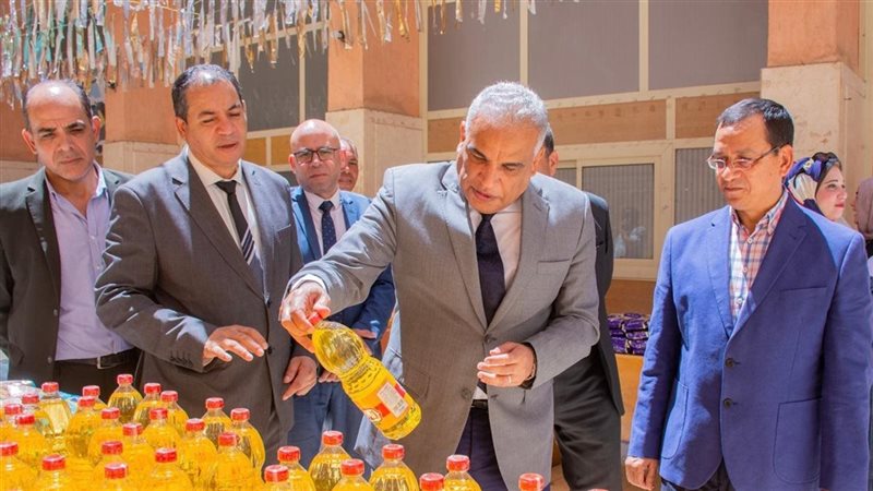 رئيس جامعة طنطا يفتتح معرض السلع المخفضة والمنتجات الغذائية بكلية الزراعة