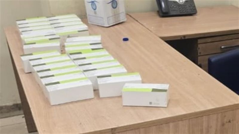 جمارك مطار القاهرة تُحبط محاولة تهريب أدوية باهظة الثمن داخل عبوات مياه زمزم