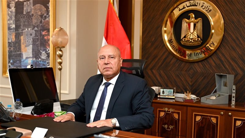 وزير النقل يشهد توقيع عقود مشروعين استراتيجيين لتطوير السكك الحديدية