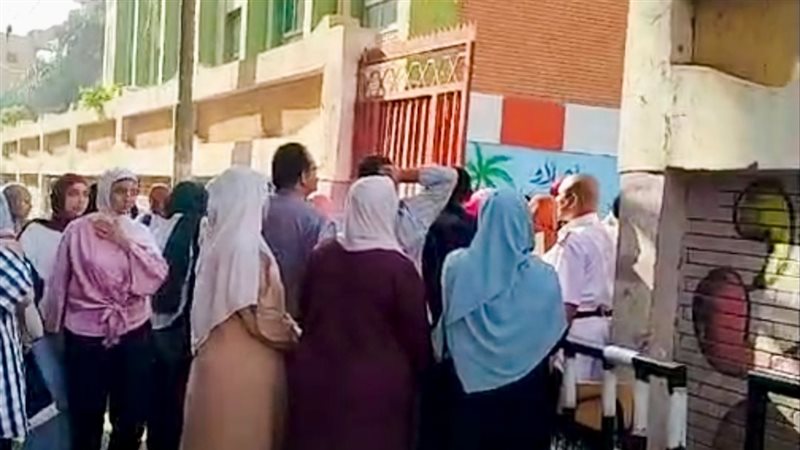 القلق يظهر عليهم، أولياء الأمور ينتظرون أبناءهم بمحيط لجان الثانوية العامة بالغربية (صور)
