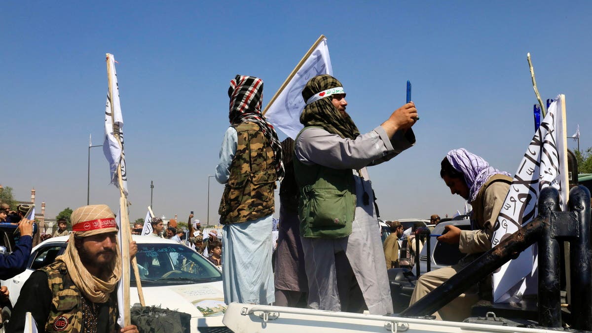 زعيم طالبان يمنع الهواتف الذكية.. قرار جديد يلاحق الموظفين والطلاب في أفغانستان