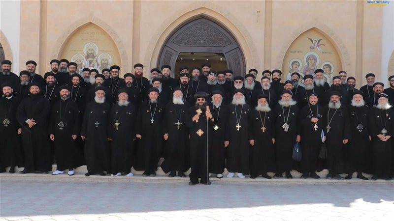 الأنبا إيلاريون يناقش مع الكهنة ترتيبات الخدمة في إيبارشية البحر الأحمر