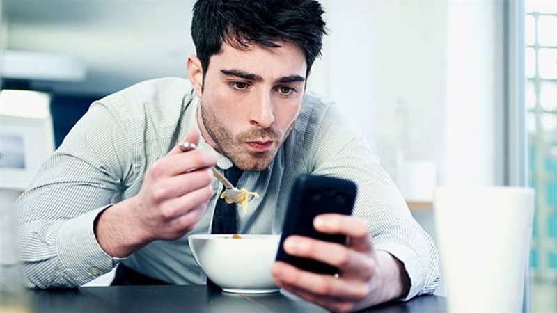 الصحة تكشف علاقة الاستخدام المفرط للموبايل على الرقبة والعمود الفقري