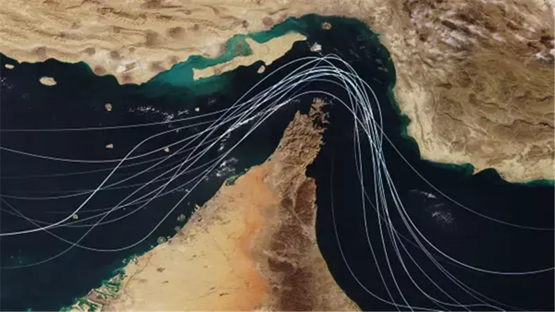 التوترات في مضيق هرمز تعيد المخاوف للأسواق.. اقتصاديون يكشفون تأثيرات محتملة على النفط والشحن والتضخم