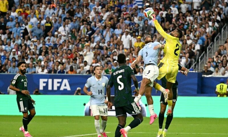 الأوروغواي تتعادل مع السعودية في ليلة تألق العويس
