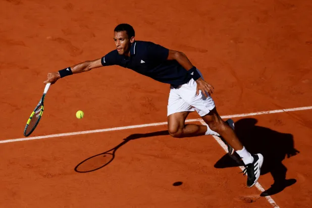 «رولان غاروس»: أوجيه-ألياسيم يتغلب على تابيلو ويبلغ ربع النهائي
