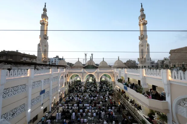 ضغوط التضخم واضطرابات الشحن تفاقم انكماش القطاع غير النفطي في مصر خلال مايو