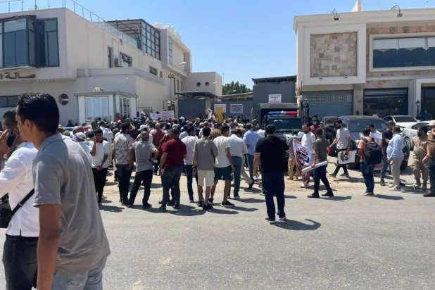 «البطاقة الحمراء» في وجه «التوطين»… ليبيون يغلقون «مفوضية اللاجئين» بالرمال