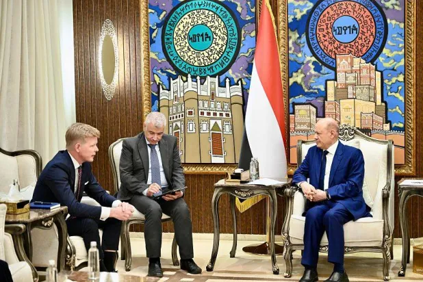 العليمي: السلام يبدأ باستعادة الدولة لا تقاسمها مع الحوثيين