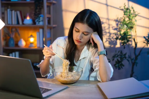 تناول الطعام متأخراً له تأثيرات سلبية على الأمعاء