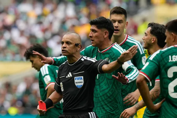 ثلاث حالات طرد في فوز المكسيك على جنوب أفريقيا في افتتاح كأس العالم