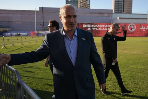 الاتحاد الإيراني يضغط على «فيفا» لحظر أعلام المعارضة في المدرجات
