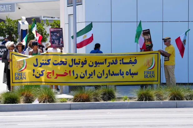 بعثة إيران تصل أميركا وسط احتجاجات تطالب بطردها من الفيفا