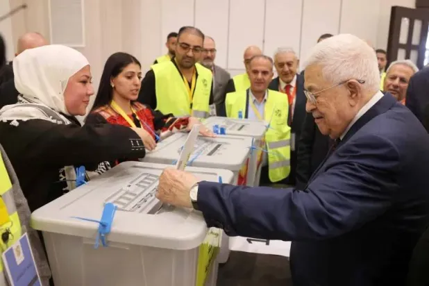 عباس يمهّد لانتخابات فلسطينية و«حماس» تنتقد «الاستفراد بالسلطة»