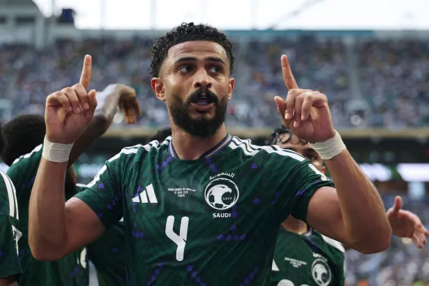 العمري ينتزع أول هدف عربي من شباك أوروغواي في كأس العالم