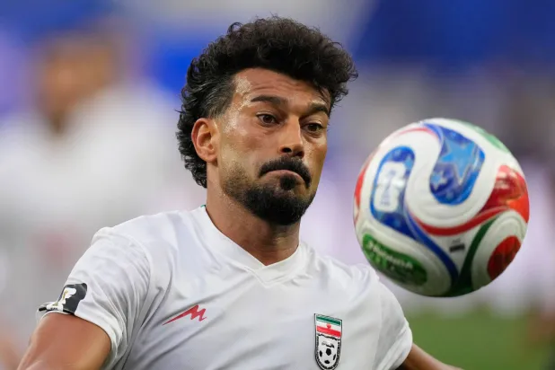 «هذا لا يعنيكم»… ردّ غاضب من رضائيان عن صافرات استهجان النشيد الإيراني