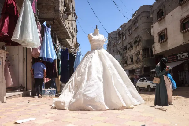 خياط في خان يونس يُحوّل الأنقاض إلى فساتين للفرح