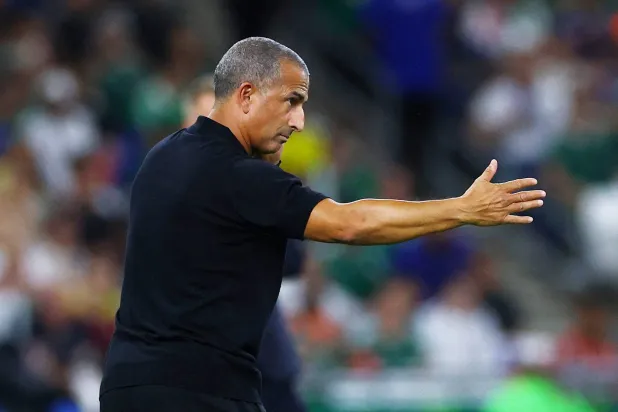 «منشور محذوف» ومواقف غريبة… قصة يوم جنوني أطاح بلموشي من تدريب تونس