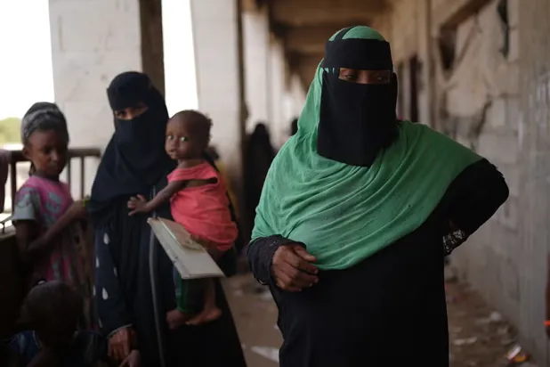 في غياب الإغاثة واستهتار الحوثيين… الموت جوعاً للنازحين اليمنيين