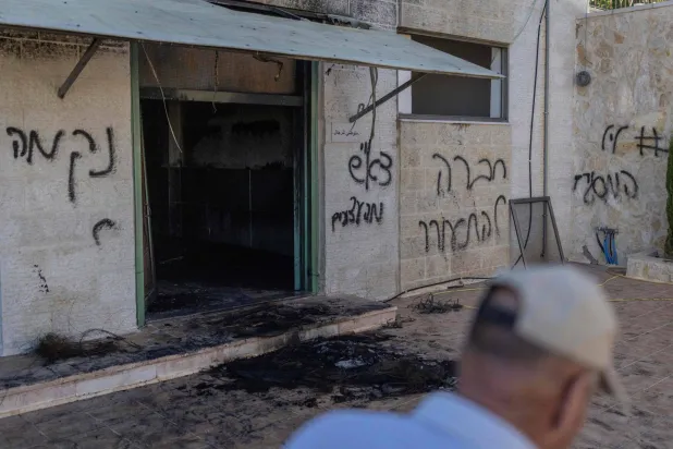مستوطنون إسرائيليون يضرمون النار بمسجدين في الضفة الغربية