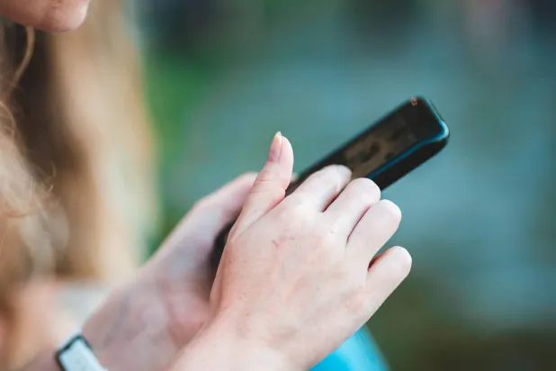 كيف يؤثر الإفراط في استخدام وسائل التواصل على الذاكرة؟