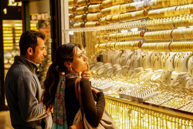 الذهب يتحول للهبوط عالمياً بعد «تجريد» بيان «الفيدرالي» من لغة التيسير النقدي