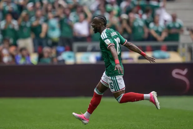 جوليان كينيونيس… اللاعب الذي راوغ الفقر وأسكت أزمة الهوية في المكسيك