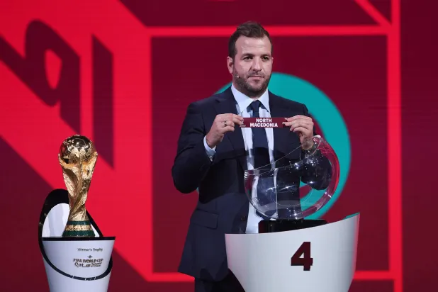 فان دير فارت يواصل تحليل مباريات كأس العالم رغم حديثه العنصري