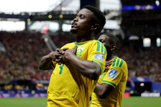 موكوينا لاعب جنوب أفريقيا أول ضحايا تراكم البطاقات في المونديال
