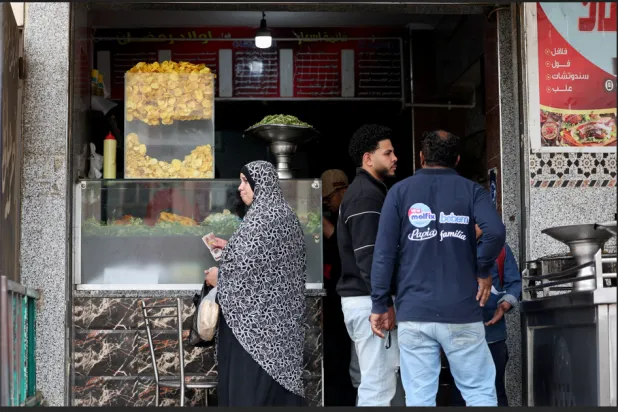 التحوّل إلى «الدعم النقدي» في مصر معلّق بقرار «رغيف العيش»
