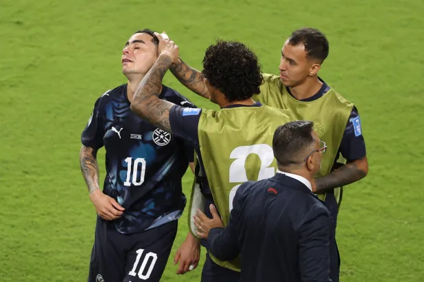 ألميرون… أول لاعب يُطرد بقانون «تغطية الفم»
