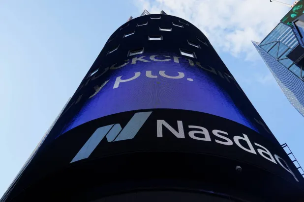 مخاوف رفع الفائدة الأميركية تدفع عقود «ناسداك» للتراجع بأكثر من 2%