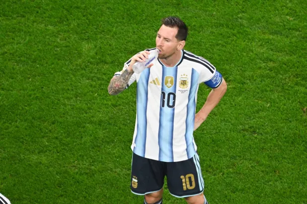 كيف يرى لاعبو ومدربو كأس العالم فترات التوقف للترطيب؟