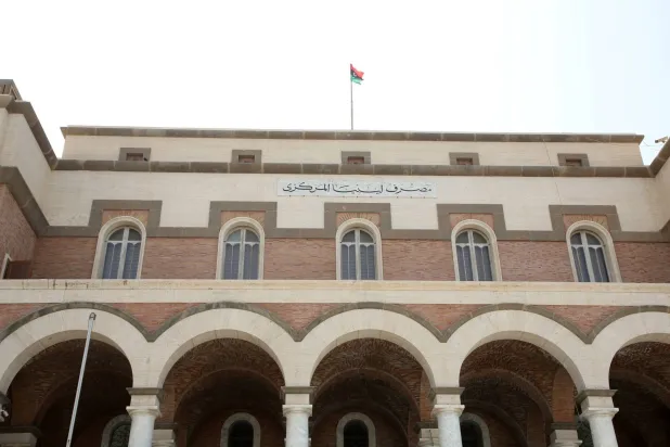 «المركزي الليبي» يتهم مضاربين بتغذية تراجع الدينار عبر «الإشاعات»