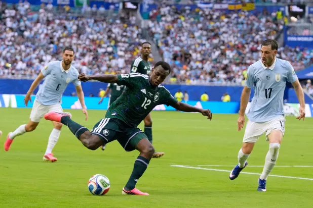 عبد الحميد والرأس الأخضر… مواجهة بين الاستثناء السعودي و«منتخب الشتات»