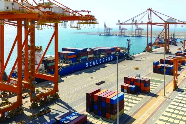 اضطرابات «هرمز» تقفز بإعادة التصدير السعودي
