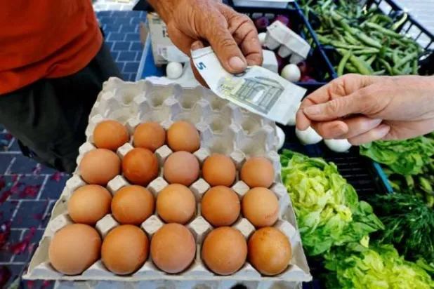 مستهلكو منطقة اليورو يخفضون توقعات التضخم قصير المدى إلى 3.5 %