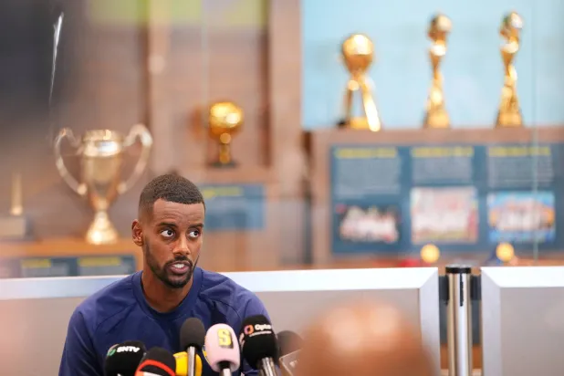 «مونديال 2026»: إيزاك يوبخ إيلانغا بسبب ارتباكه بشأن تأهل السويد