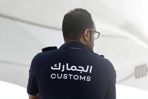 السعودية تخفض حد الإقرار عند المنافذ إلى 10.6 آلاف دولار