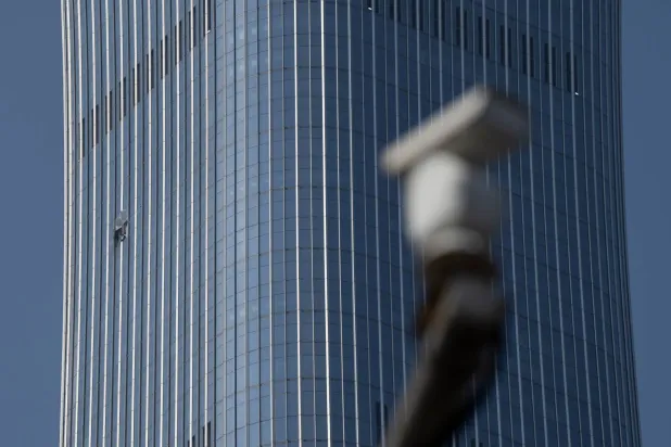 بكين: مقتل طيار وإصابة 13 آخرين في اصطدام طائرة صغيرة بناطحة سحاب