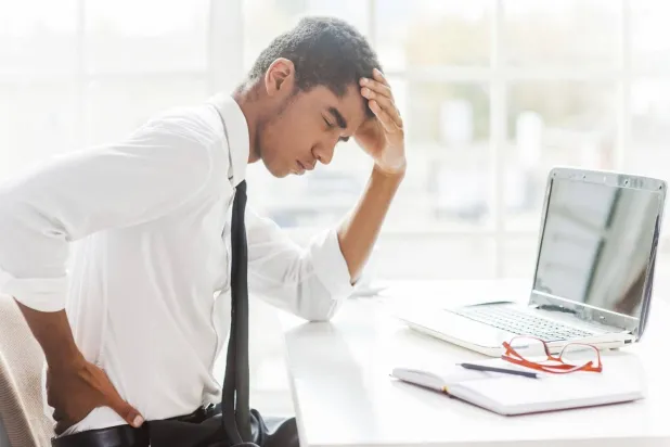 كيف تتجنب أضرار الجلوس الخاطئ أمام الكمبيوتر؟