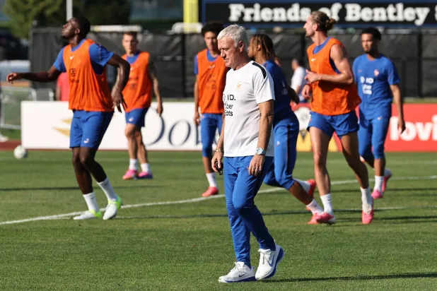 ديشان يلقي خطاباً مؤثراً على لاعبي المنتخب الفرنسي بعد عودته للتدريبات