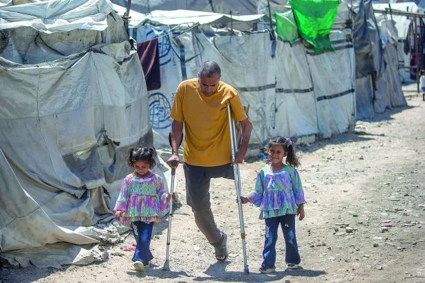 غزة تبني بيوتاً من الطين والركام… بحثاً عن مأوى وسط الدمار