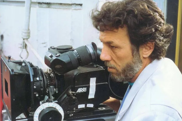 تعاطف واسع مع مصور سينمائي مصري فقد بصره